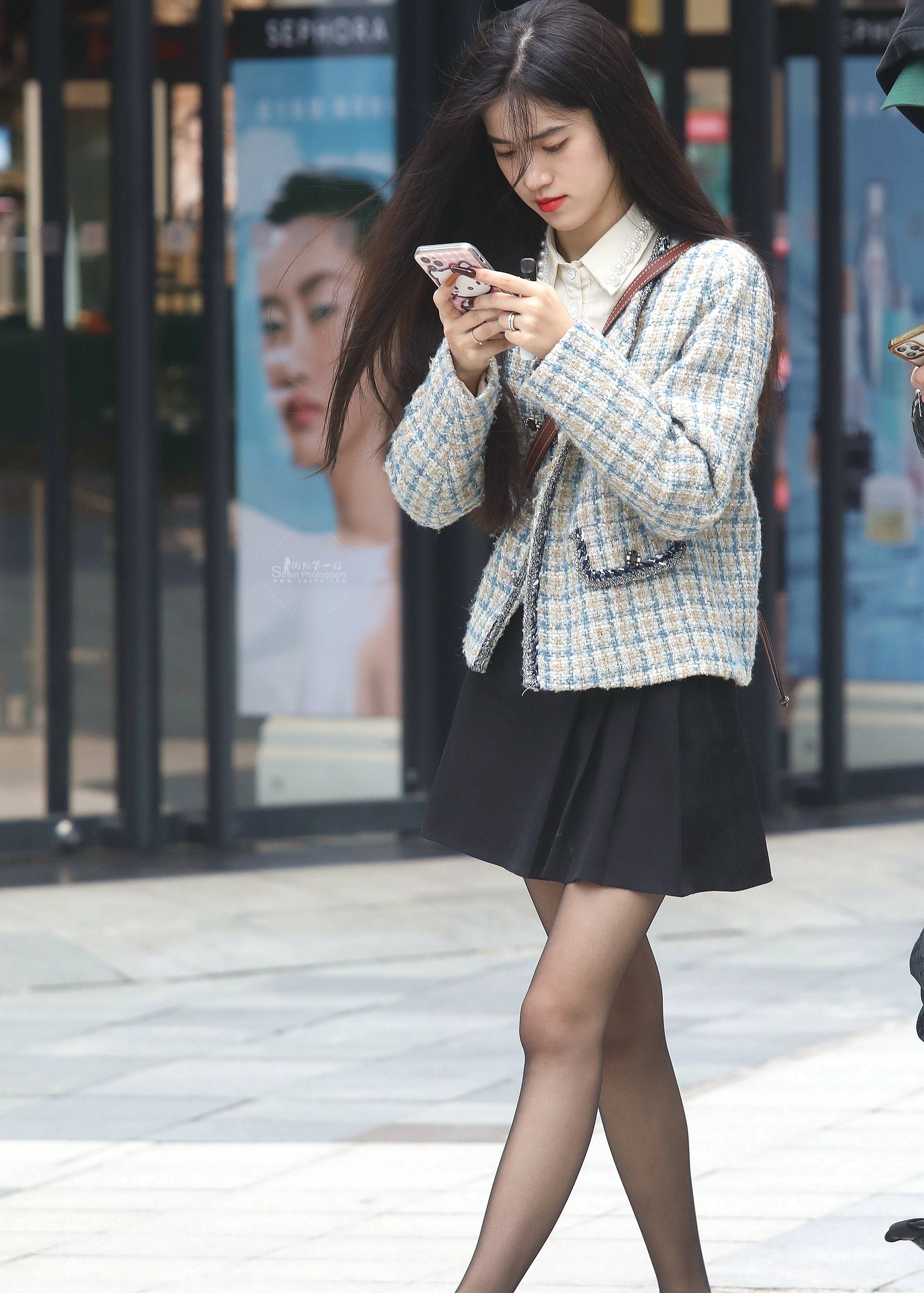  诱惑黑丝街拍短裙妹子-13P