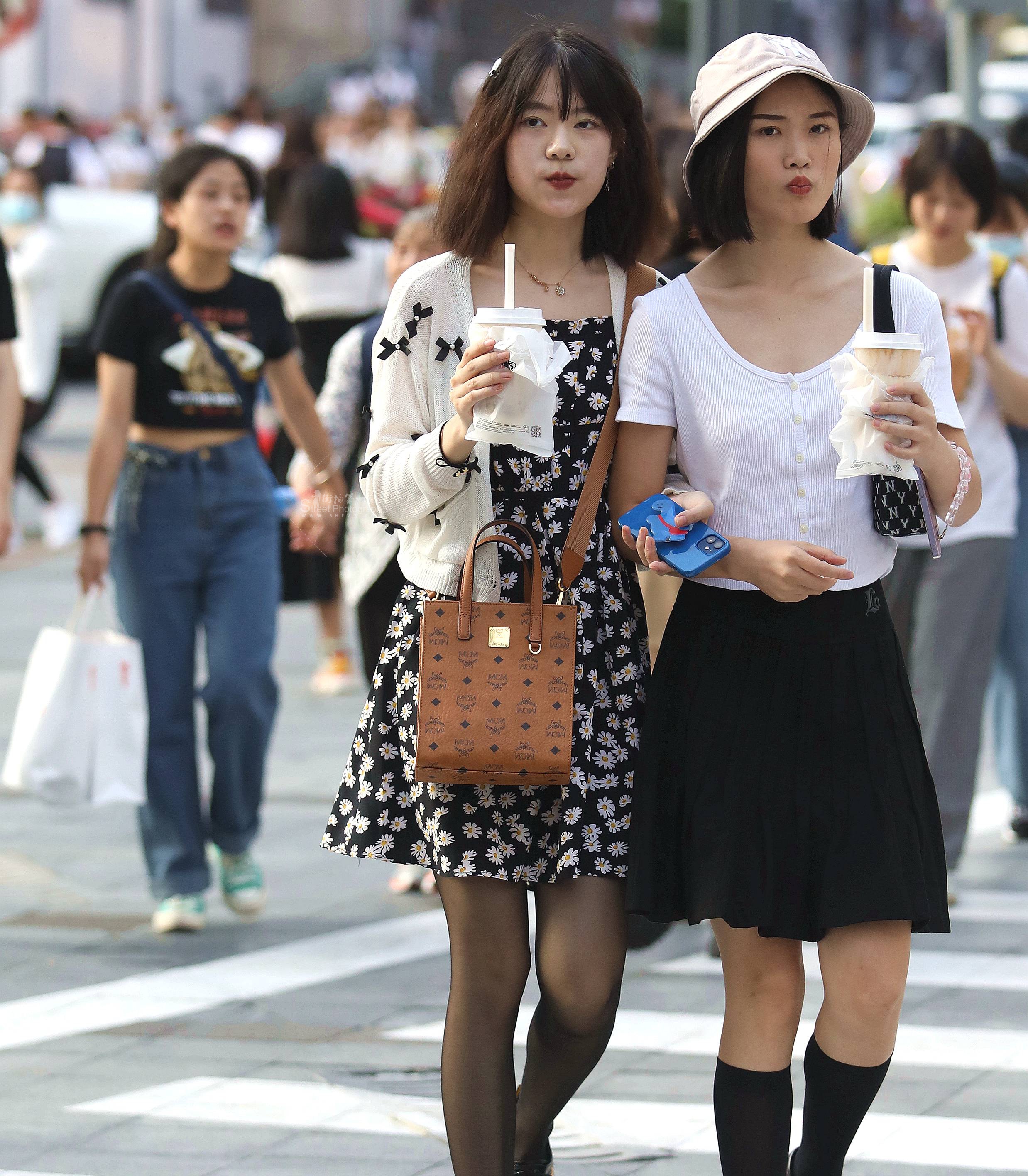 黑 丝短裙妹子